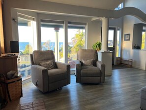 TV, fireplace, video games, DVD player - Private vacation home with huge ocean views, hot tub, games--walk to restaurants (Gualala)