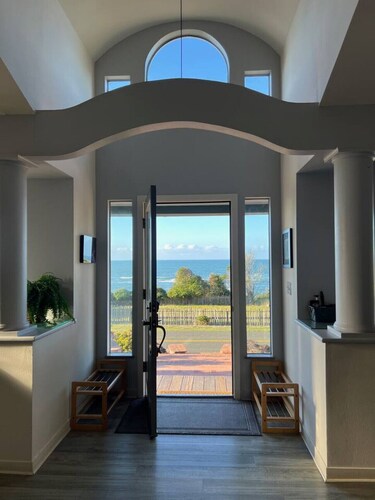 Private vacation home with huge ocean views, hot tub, games--walk to restaurants