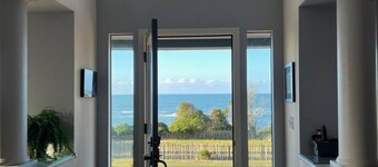 Private vacation home with huge ocean views, hot tub, games--walk to restaurants