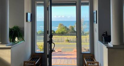 Private vacation home with huge ocean views, hot tub, games--walk to restaurants