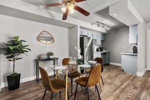 Dining - Pet Frndly, Family Ready 2BR Near ASU, Pool, Grill, Prking (Tempe)