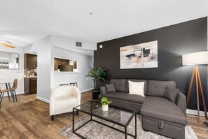 TV, offices - Pet Frndly, Stylish 2BR Near ASU, Pool, Grill, Prking (Tempe)