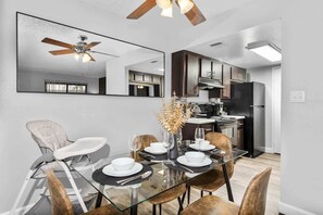 Dining - Stylish 2 Bedroom Pet Friendly, Near ASU with Pool (Tempe)