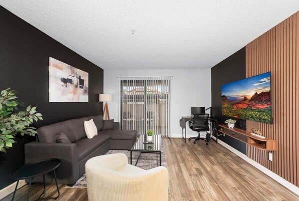 TV, offices - Stylish 2 Bedroom Pet Friendly, Near ASU with Pool (Tempe)