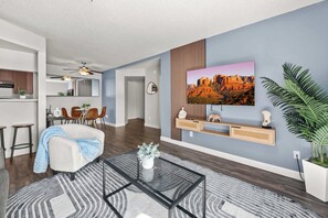 TV, offices - Tempe 2BR for 7 near ASU with Pools, Gym, Fire Pit, Parking and Pet-Friendly Comfort (Tempe)