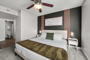 Iron/ironing board, travel cot, WiFi, bed sheets - Tempe 2BR for 7 near ASU with Pools, Gym, Fire Pit, Parking and Pet-Friendly Comfort (Tempe)