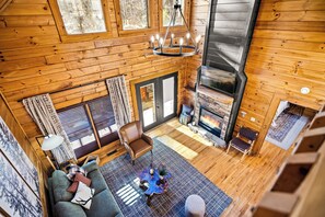 Smart TV, fireplace, table football - Treetop Hot Tub Retreat • King Suite • Foosball+Arcade • Close to everything (Sevierville)
