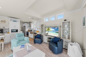 Living area - Water Front Sunset 1-Bedroom House fully furnished in perfect Jensen Beach (Jensen Beach)