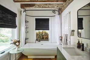 Haartrockner, Handtücher, Seife, Toilettenpapier