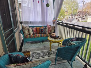 Property grounds - Skyline Suite for 4+ with Private Balcony & Large Shared Fenced Yard (Saint Paul)