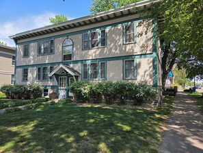 Exterior - Quiet Balcony midst lilac trees awaits! Sleeps 4, dog and child friendly!  (Saint Paul)