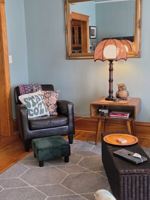 Smart TV, DVD player, books, music library - Quiet Balcony midst lilac trees awaits! Sleeps 4, dog and child friendly!  (Saint Paul)