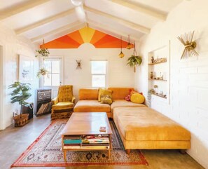 Living area - Coyote House - Hot tub - 70s vibes - Cowboy Pool (Yucca Valley)