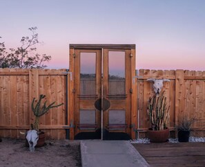 Exterior detail - Coyote House - Hot tub - 70s vibes - Cowboy Pool (Yucca Valley)