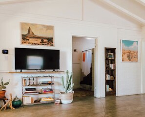 Interior - Coyote House - Hot tub - 70s vibes - Cowboy Pool (Yucca Valley)