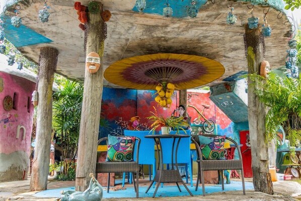 Outdoor dining - Phu Jaya Clay House (Chiang Mai)