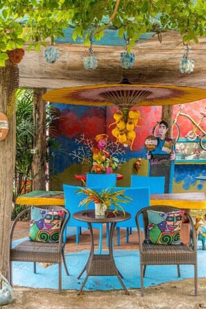 Outdoor dining - Phu Jaya Clay House (Chiang Mai)