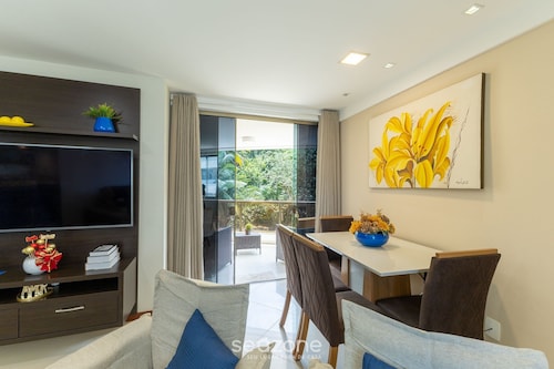Apt w/ Balcony Steps From the Sea, Ilheus Erw0301