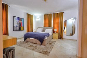 Luxury Apartment, Garden View | Laptop workspace, iron/ironing board, free WiFi - LAGOS RESIDENCES 4BED IKOYI HC (Lagos)