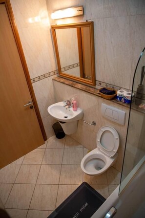 Appartement Luxe, vue jardin | Salle de bain | Articles de toilette gratuits, serviettes fournies, papier toilette