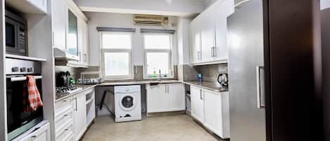 奢华公寓, 花园景观 | 私人厨房 | 微波炉、烤箱、炉灶、厨具/餐具