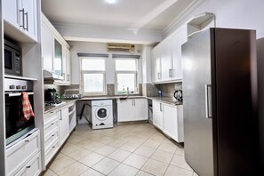 Appartement Luxe, vue jardin | Cuisine privée | Micro-ondes, four, plaque de cuisson