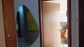 Appartement Luxe, vue jardin | Espace de travail pour ordinateur portable, fer et planche Ă repasser