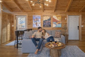 Una Smart TV, una chimenea, un reproductor estéreo