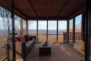 Smart TV, caminetto, impianto stereo