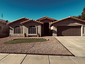 Property grounds - 3BR family retreat for adventure: golf, hiking, historic Route 66 & Grand Canyon (Kingman)