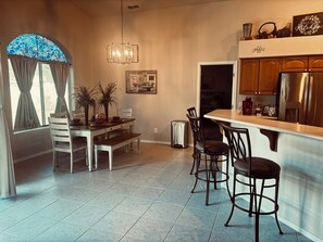 Dining - 3BR family retreat for adventure: golf, hiking, historic Route 66 & Grand Canyon (Kingman)