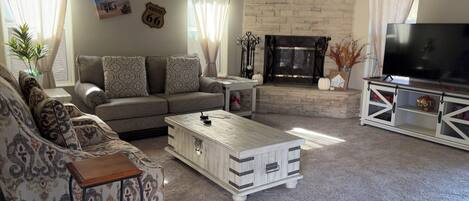 Televisor intel·ligent, llar de foc i llibres