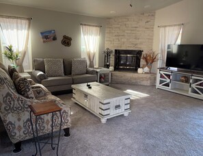 Smart TV, fireplace, books - 3BR family retreat for adventure: golf, hiking, historic Route 66 & Grand Canyon (Kingman)