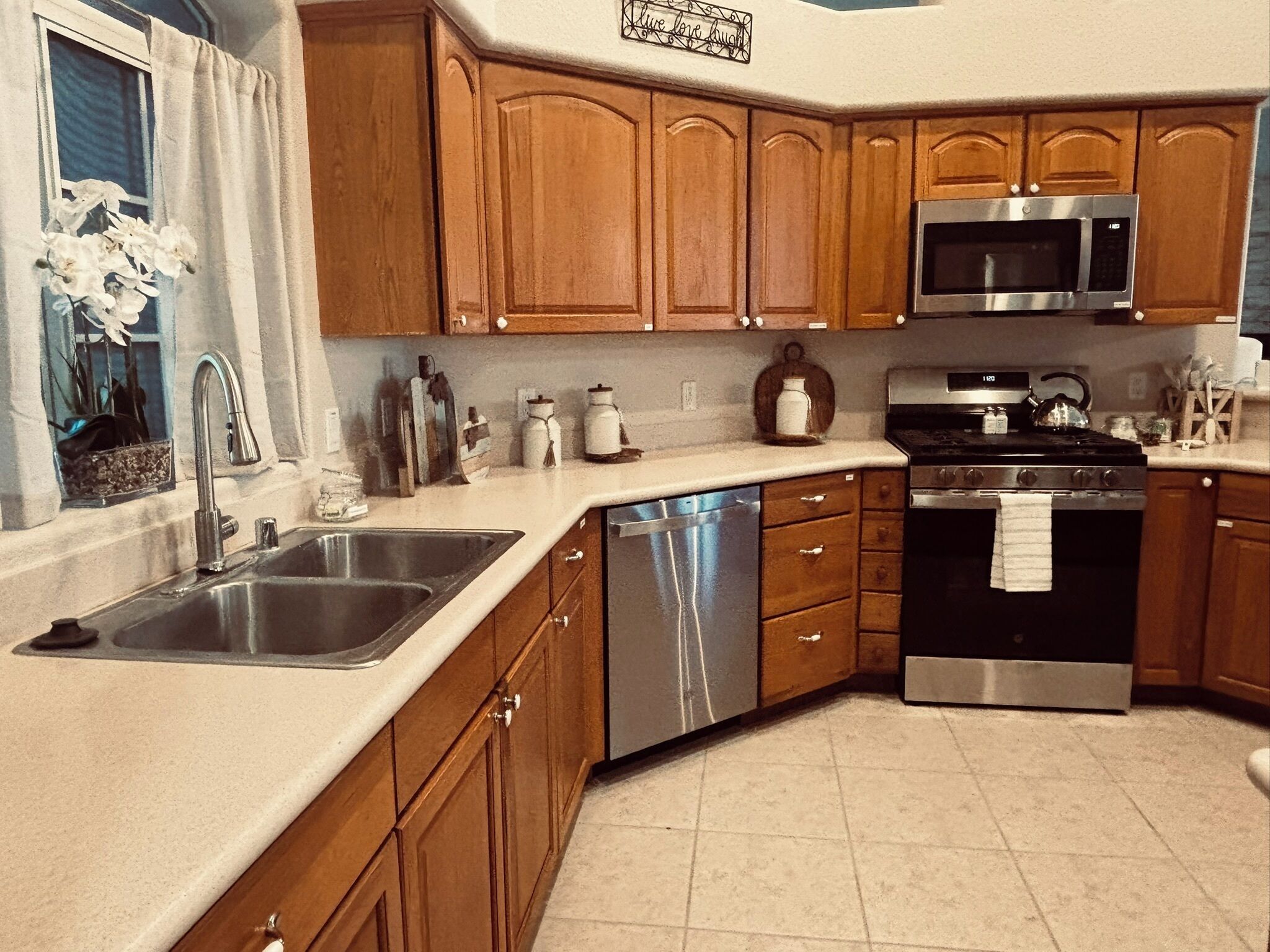 Frigorífico, microondas, horno y placa de cocina