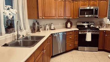 Kylskåp, mikrovågsugn, ugn och spishäll