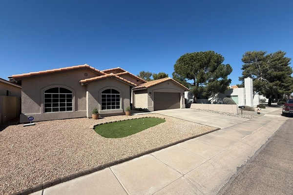 Golf Course Getaway view from the street.