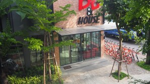 A building with a sign reading "Be House" and a row of bicycles parked outside. - BB House Chaingmai (Chiang Mai)
