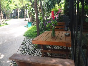 Outdoor dining - BB House Chaingmai (Chiang Mai)