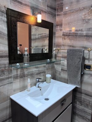 Shower, hair dryer, towels, toilet paper - Luxury apartment just 5 minutes from the city center, (Marrakesh)
