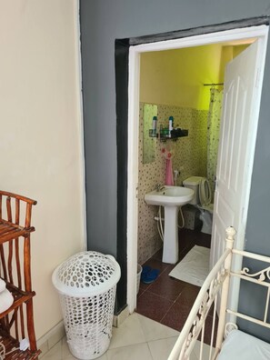 Shower, hair dryer, towels, soap - Private room in rental unit in Mombasa, Kenya (Mombasa)