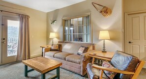 Living area - Serene 2-bedroom cabin in beautiful Wilderness Big Cedar Lodge Ridgedale Mo. (Ridgedale)