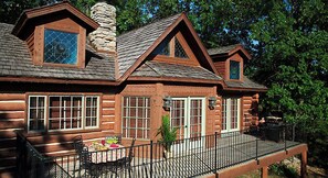 Outdoor dining - Serene 2-bedroom cabin in beautiful Wilderness Big Cedar Lodge Ridgedale Mo. (Ridgedale)