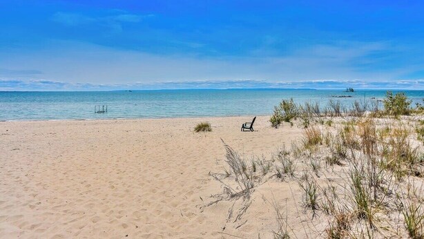 Beach - Cozy Georgian Bay Cottage Firepit, Beach, 4-Seasons (Wahnekewaning Beach)