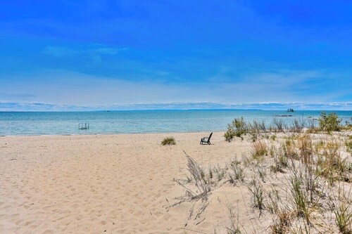Cozy Georgian Bay Cottage Firepit, Beach, 4-Seasons