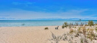 Cozy Georgian Bay Cottage Firepit, Beach, 4-Seasons
