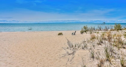 Cozy Georgian Bay Cottage Firepit, Beach, 4-Seasons