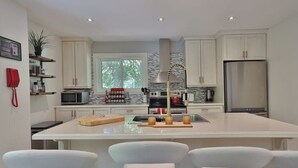 Private kitchen - Cozy Georgian Bay Cottage Firepit, Beach, 4-Seasons (Wahnekewaning Beach)