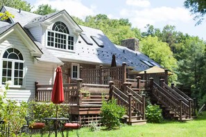 Property grounds - Suite on the Pond at French Country Manor B&B (New Providence)
