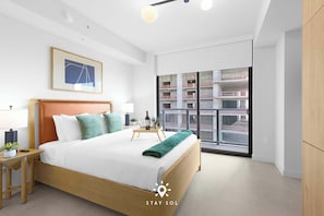Schreibtisch, Bügeleisen/Bügelbrett, Reisekinderbett, WLAN