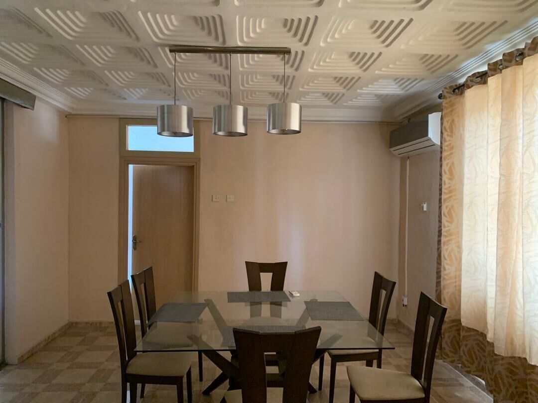 Luxury-Villa | Essbereich im Zimmer